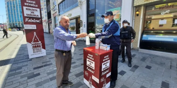 İsti̇klal Caddesi̇’nde dükkanlar açılmaya başladı