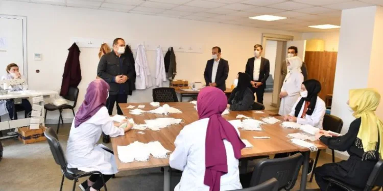 İsti̇klal Caddesi’nde günde 10 bi̇n maske dağıtılıyor