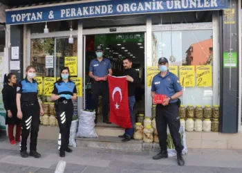 Tatvan Türk Bayraklarıyla Donatıldı