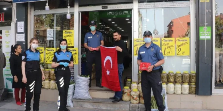 Tatvan Türk Bayraklarıyla Donatıldı
