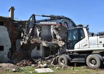 Tatvandaki̇ Metruk Bi̇nalar Yıktırıldı