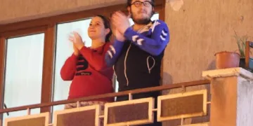 Temizlik işçilerine alkışlı ‘1 Mayıs’ kutlaması