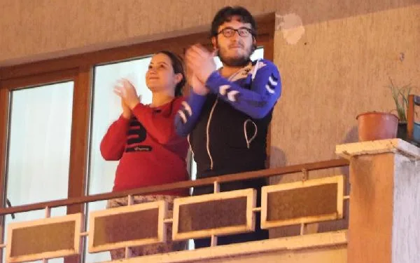 Temizlik işçilerine alkışlı ‘1 Mayıs’ kutlaması
