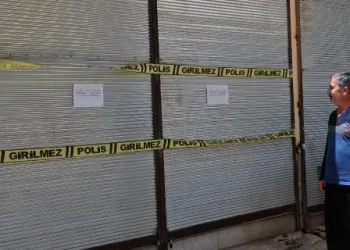 Testi pozitif çıktı, 17 kişi karantinaya alındı, oğlunun iş yeri kapatıldı
