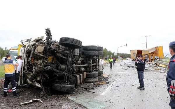 TIR ile çarpışan kamyonda sıkışan sürücü öldü