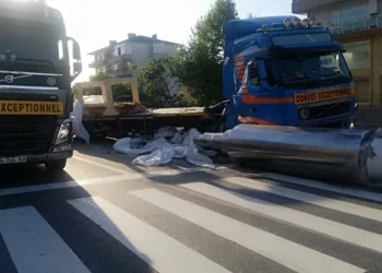 Tırdan düşen si̇li̇ndi̇r yolu trafi̇ğe kapattı