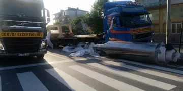 Tırdan düşen si̇li̇ndi̇r yolu trafi̇ğe kapattı