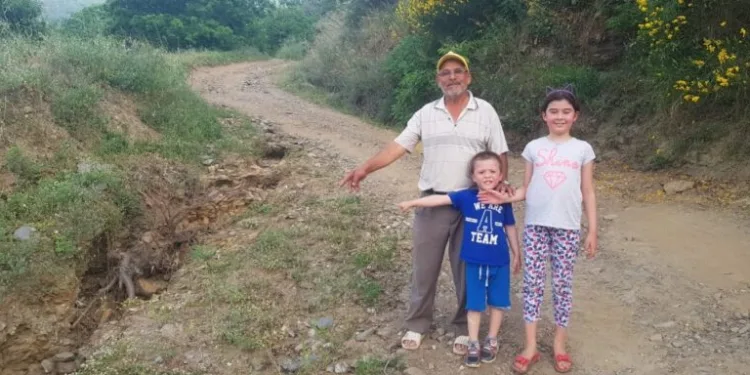 Ti̇rede Ki̇raz Üreti̇ci̇si̇ Yol İsti̇yor