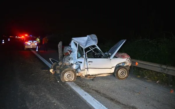 TIR’ın çarptığı otomobildeki anne öldü, baba ve 3 kızı ağır yaralandı