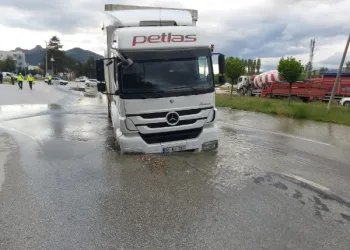 Tokat’ta kamyon çökme oluşan yola saplandı