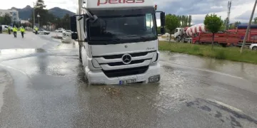 Tokat’ta kamyon çökme oluşan yola saplandı