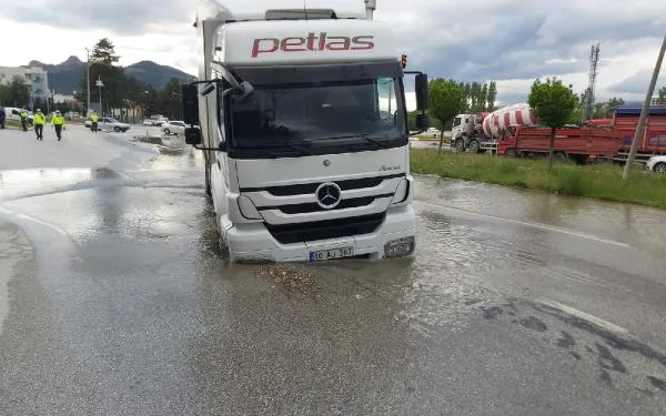 Tokat’ta kamyon çökme oluşan yola saplandı