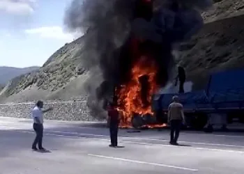 Tokat’ta seyir halindeyken alev alan TIR yandı