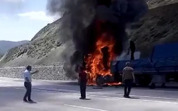 Tokat’ta seyir halindeyken alev alan TIR yandı