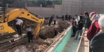 Hatay’da toprak altında kalan işçi kurtarıldı