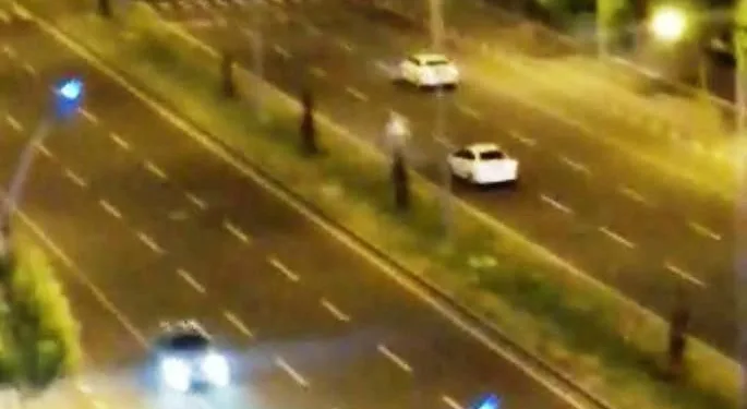 Trafi̇k Kurallarını Hi̇çe Saydı, Ölüme Daveti̇ye Çıkardı