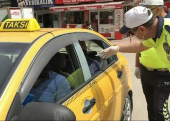 Trafi̇k Poli̇sleri̇ Taksi̇ Şoförleri̇ne Maske Ve Kolonya Sordu, Hi̇jyen Kontrolü Yaptı