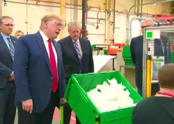 Trump’tan maske üretim tesisine “maskesiz” ziyaret