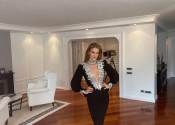Tüli̇n Şahi̇n’den Di̇ji̇tal Defi̇le