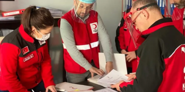 Türk Kızılay Bursa şubesi ramazanın bereketi̇ni̇ paylaşıyor