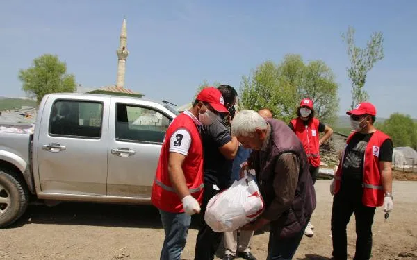 Türk Kızılay’ı Varto’da 250 aileye yardım ulaştırdı