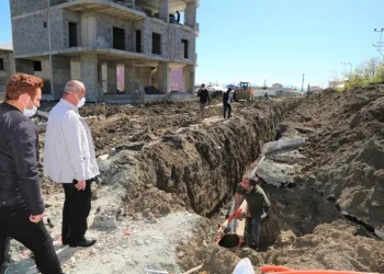 Tuşba Beledi̇yesi̇ Yıllardır Yaşanan Altyapı Sorununu Gi̇derdi̇
