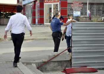 Tutuklanan 16 yaşındaki genç, cezaevine götürülürken firar etti