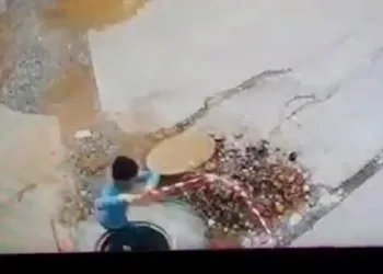 Uçurtma uçuran çocuk çukura düştü