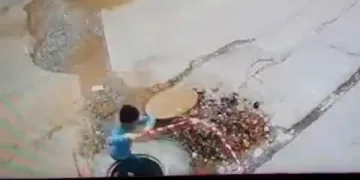Uçurtma uçuran çocuk çukura düştü