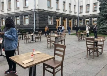 Ukrayna’da ilginç protesto: Devlet Başkanlığı binası önüne masa kurdular