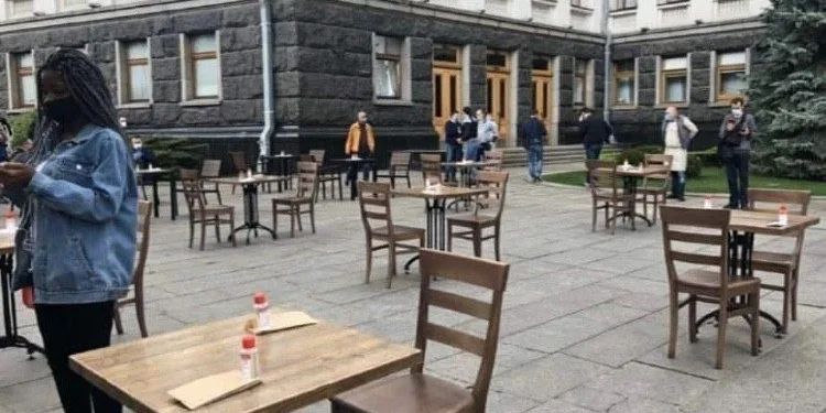 Ukrayna’da ilginç protesto: Devlet Başkanlığı binası önüne masa kurdular