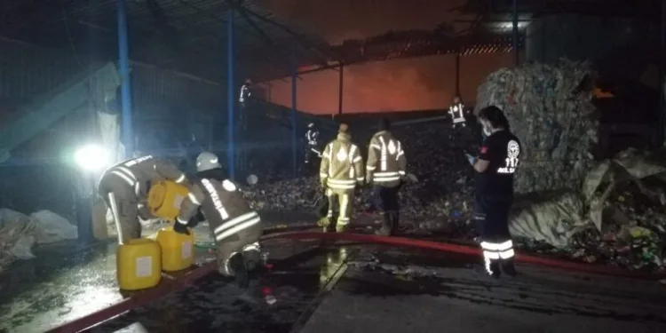 Ümrani̇ye’de Katı Atık Toplama Merkezi̇ndeki̇ Patlama