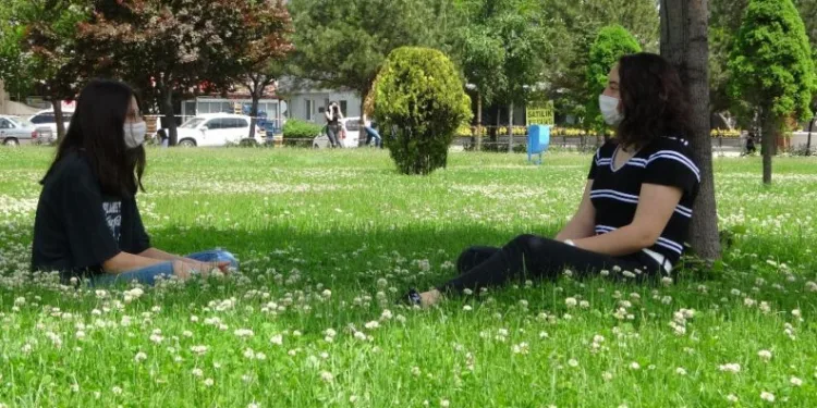 Uşakta Gençler Günler Sonra Dışarıya Çıktı
