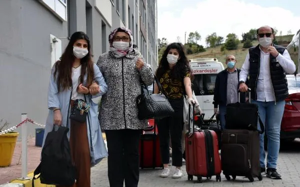 Uşak’ta karantina süresi dolan 231 kişi, memleketlerine uğurlandı
