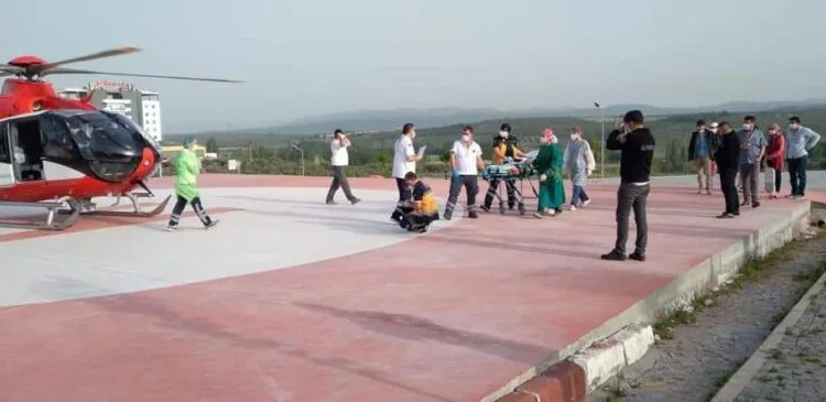 Üzeri̇ne Çaydanlık Devri̇len Mi̇ni̇k Çocuk Heli̇kopter Ambulansla Ankaraya Sevk Edi̇ldi̇