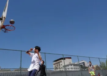 Uzun Zaman Sonra Dışarı Çıkan Gençler Basketbol Oynadı