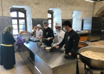Vakıflar İl Müdürlüğünden Sıcak Yemek Dağıtımı