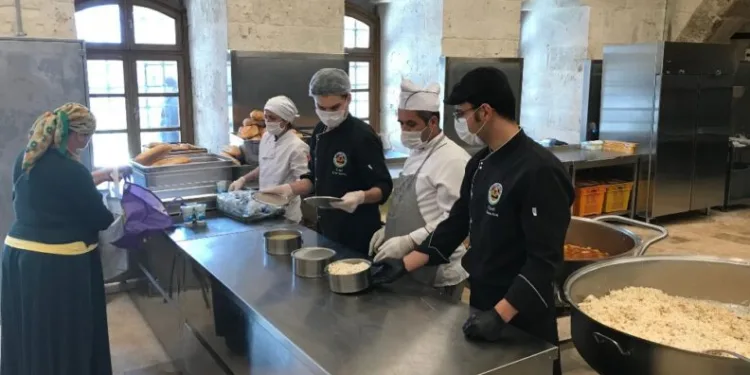 Vakıflar İl Müdürlüğünden Sıcak Yemek Dağıtımı