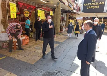 Vali̇ Günaydın Çarşı Esnafını Zi̇yaret Etti̇, Maske Dağıttı