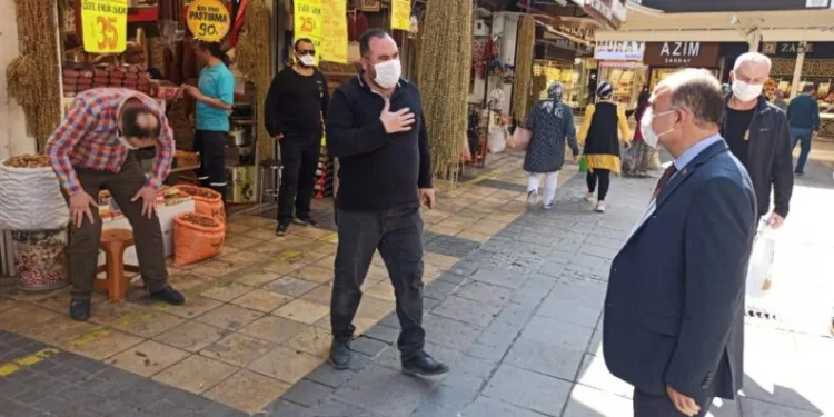 Vali̇ Günaydın Çarşı Esnafını Zi̇yaret Etti̇, Maske Dağıttı