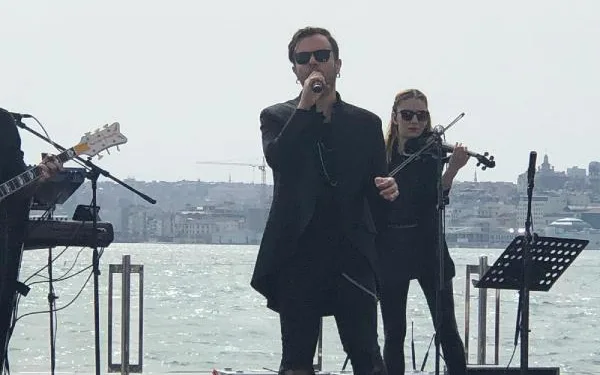 Valilikten Kız Kulesi’nde Emre Aydın konseri