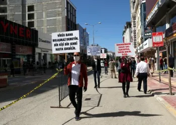 Van’da üniversite öğrencileri, salgına dikkat çekmek sessiz yürüyüş yaptı