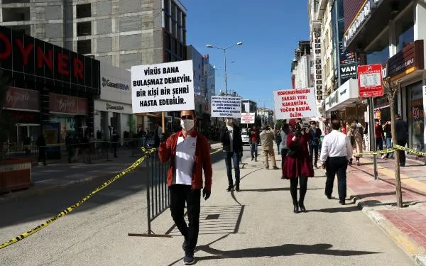 Van’da üniversite öğrencileri, salgına dikkat çekmek sessiz yürüyüş yaptı