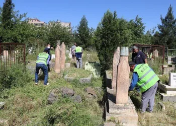 Vi̇ranşehi̇rde Bayram Öncesi̇ Mezarlık Temi̇zli̇ği̇