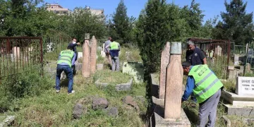 Vi̇ranşehi̇rde Bayram Öncesi̇ Mezarlık Temi̇zli̇ği̇