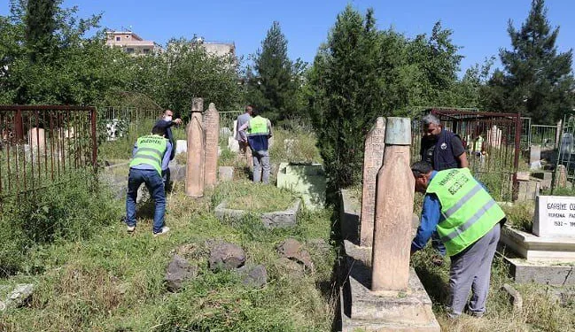 Vi̇ranşehi̇rde Bayram Öncesi̇ Mezarlık Temi̇zli̇ği̇
