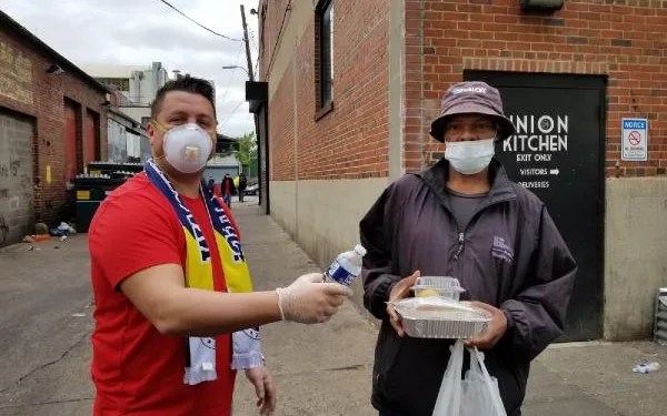 Washington’daki Fenerbahçelilerden evsizlere yardım
