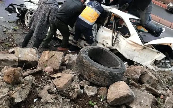 Yağışta kayganlaşan yol ölüm getirdi