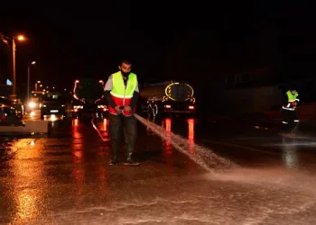 Yakutiye’de cadde ve sokaklar köpüklü suyla yıkandı