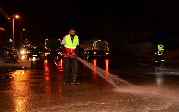 Yakutiye’de cadde ve sokaklar köpüklü suyla yıkandı
